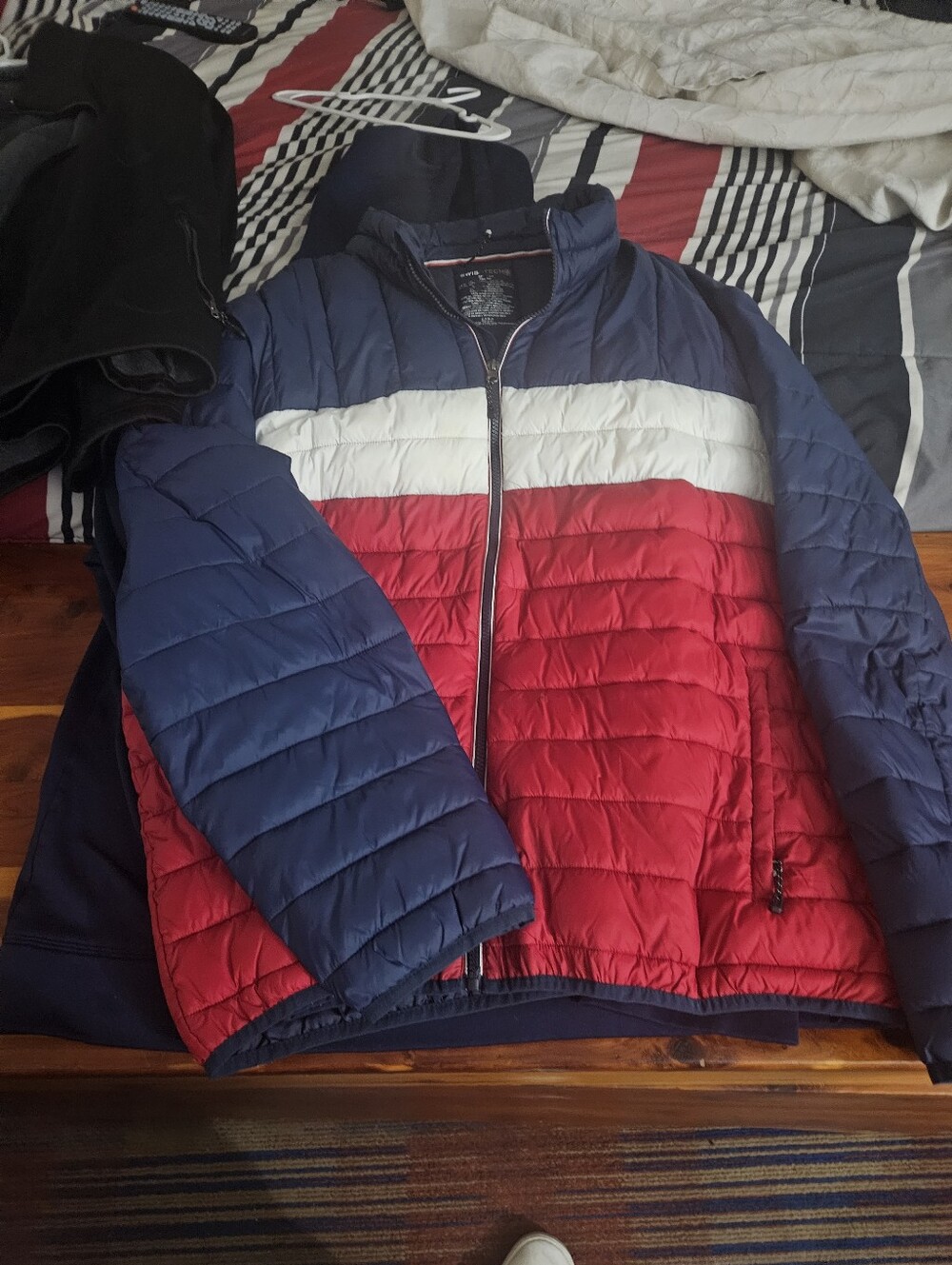 Men's Swiss Tech Quilted Jacket - Navy/White/Red